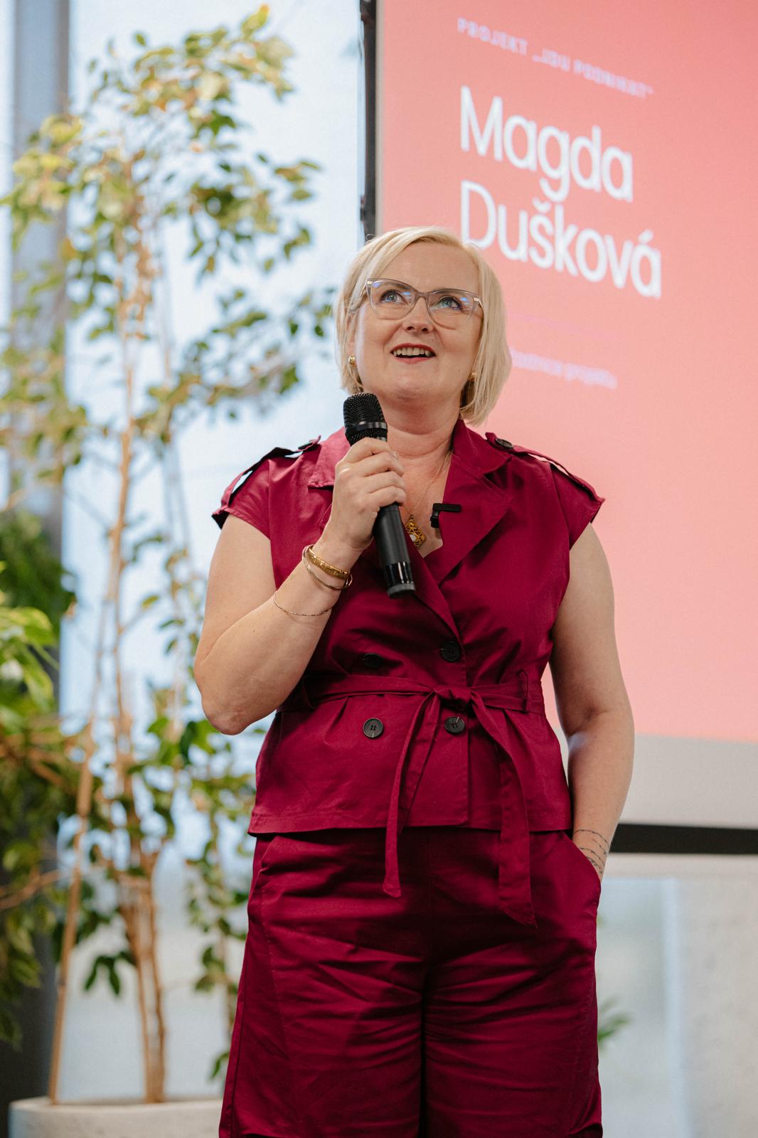 Magda Dušková při vystoupení na poradě